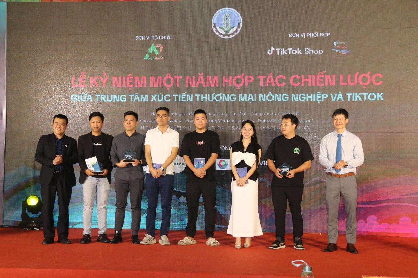 Vinh danh các cá nhân sáng tạo nội dung có nhiều đóng góp tích cực cho Chương trình Chợ phiên OCOP