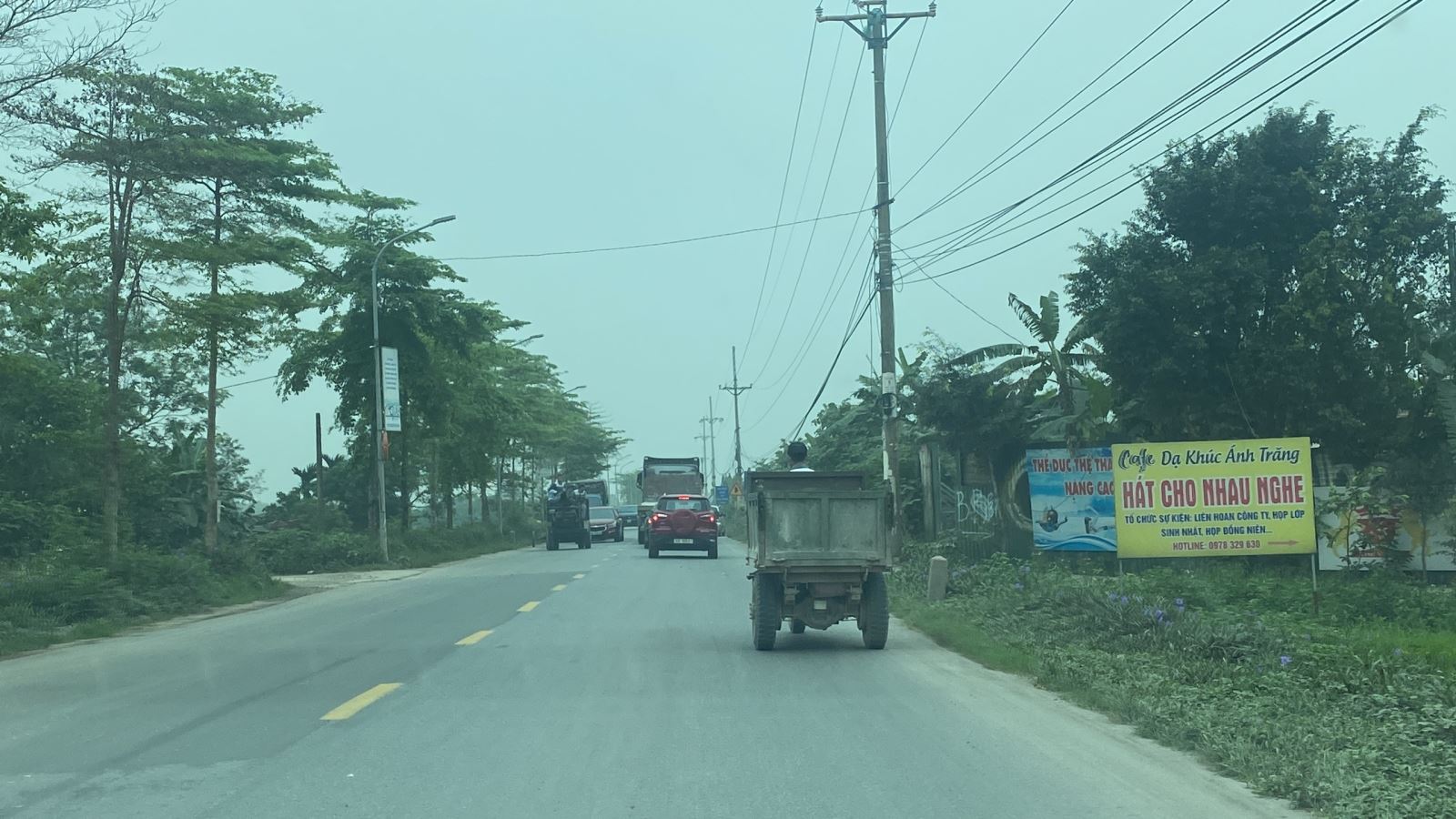 Các loại xe công nông, xe tự chế 3, 4 bánh, xe máy cày kéo rơ-moóc để vận chuyển vật liệu xây dựng… vẫn còn lưu thông trên các tuyến giao thông đường bộ huyện Quốc Oai. 