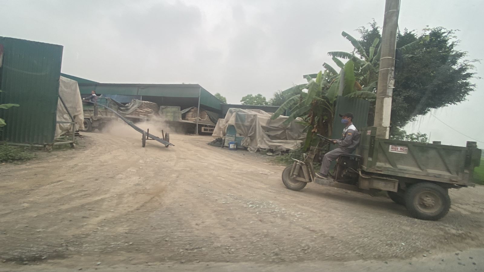 Các phương tiện tự chế thường được sử dụng để vận chuyển vật liệu xây dựng, hàng hóa cồng kềnh