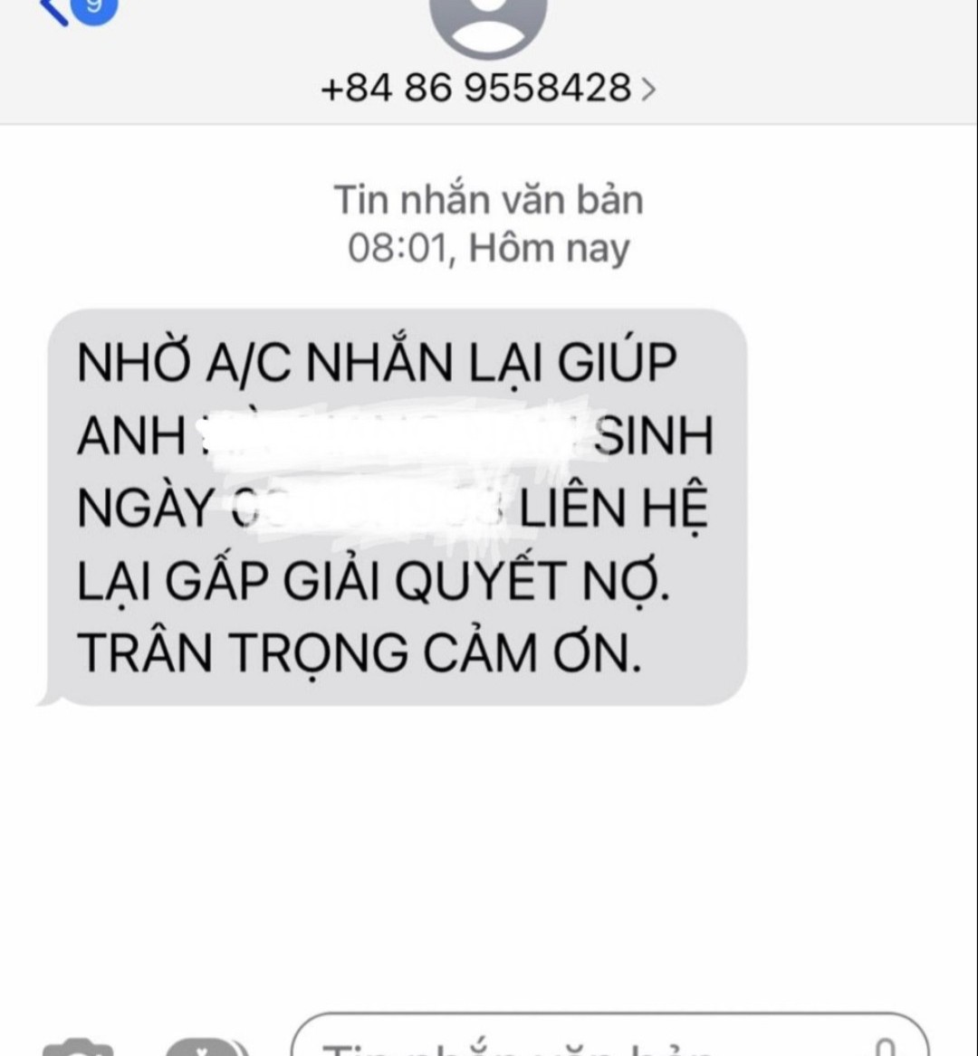 Tin nhắn thúc giục trả nợ được gửi cho người thân, bạn bè (Ảnh chụp màn hình điện thoại).
