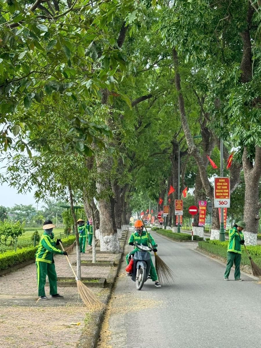 Công nhân công ty luôn nâng cao tinh thần trách nhiệm chủ động triemer khai công việc không kể thời tiết
