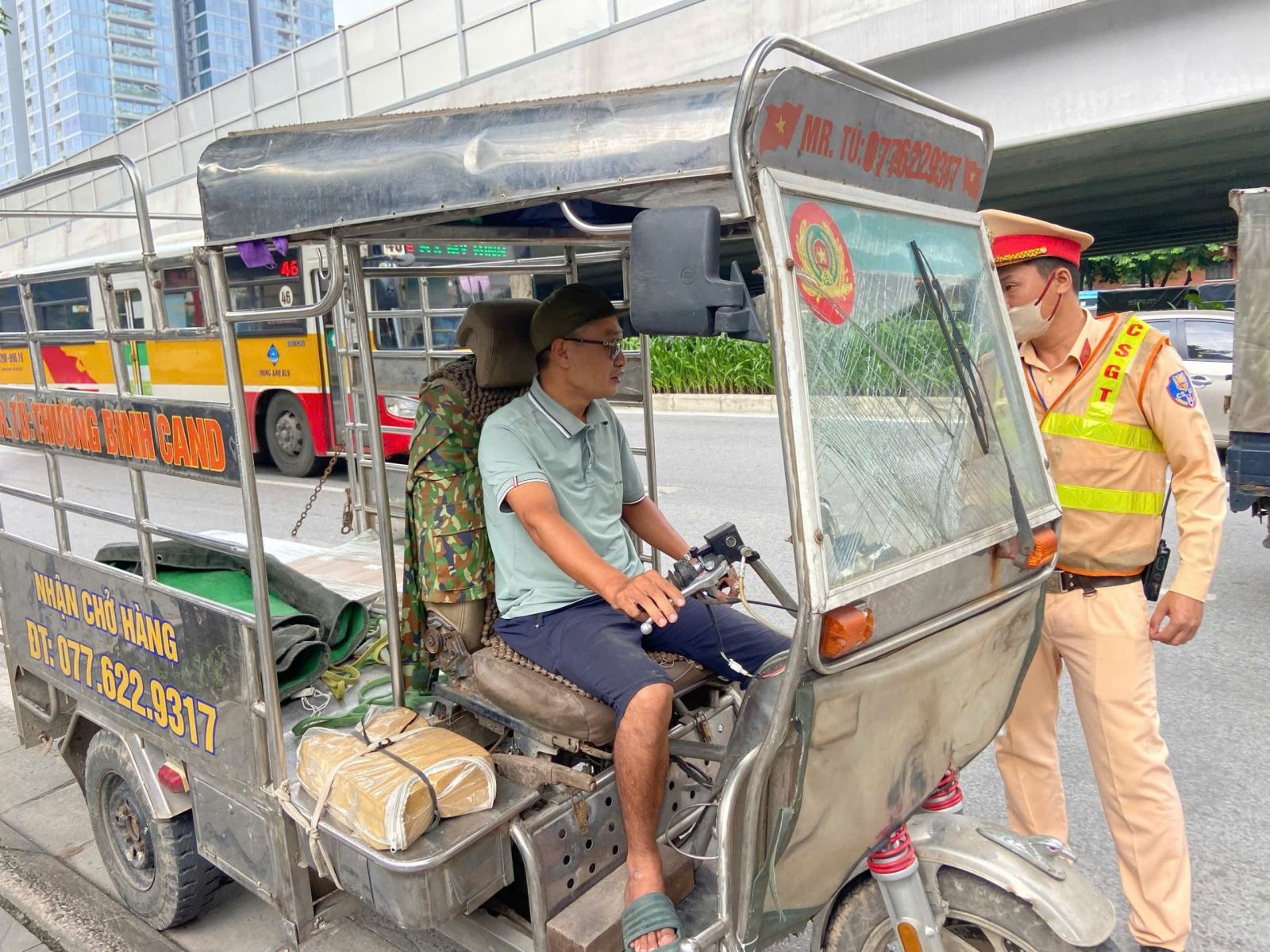 Đội Cảnh sát giao thông số 6, Phòng Cảnh sát giao thông CATP Hà Nội thường xuyên tổ chức tuần tra, kiểm soát và xử lý nghiêm các vi phạm nhằm bảo đảm trật tự, an toàn giao thông