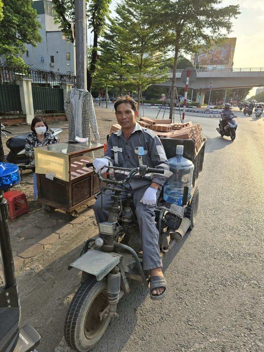 những chiếc xe ba bánh tự chế chở hàng cồng kềnh tiềm ẩn nhiều nguy cơ gây tai nạn giao thông