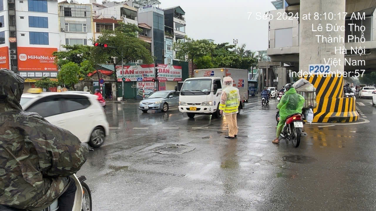 Lực lượng cảnh sát giao thông phân luồng sáng 7/9