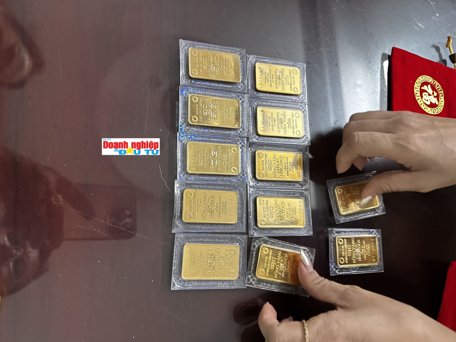 Nhân viên giao 12 lượng vàng  sjc 