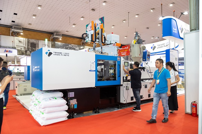 Các loại máy móc ngành nhựa và cao su được trưng bày tại Triển lãm