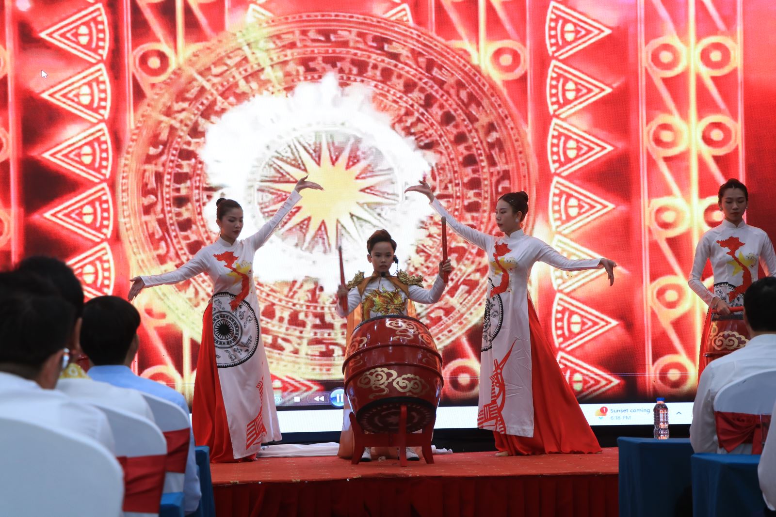 Tiết mục văn nghệ đặc sắc trong lễ ra mắt Câu lạc bộ Doanh nhân Doanh nghiệp Gia Viễn tại Hà Nội