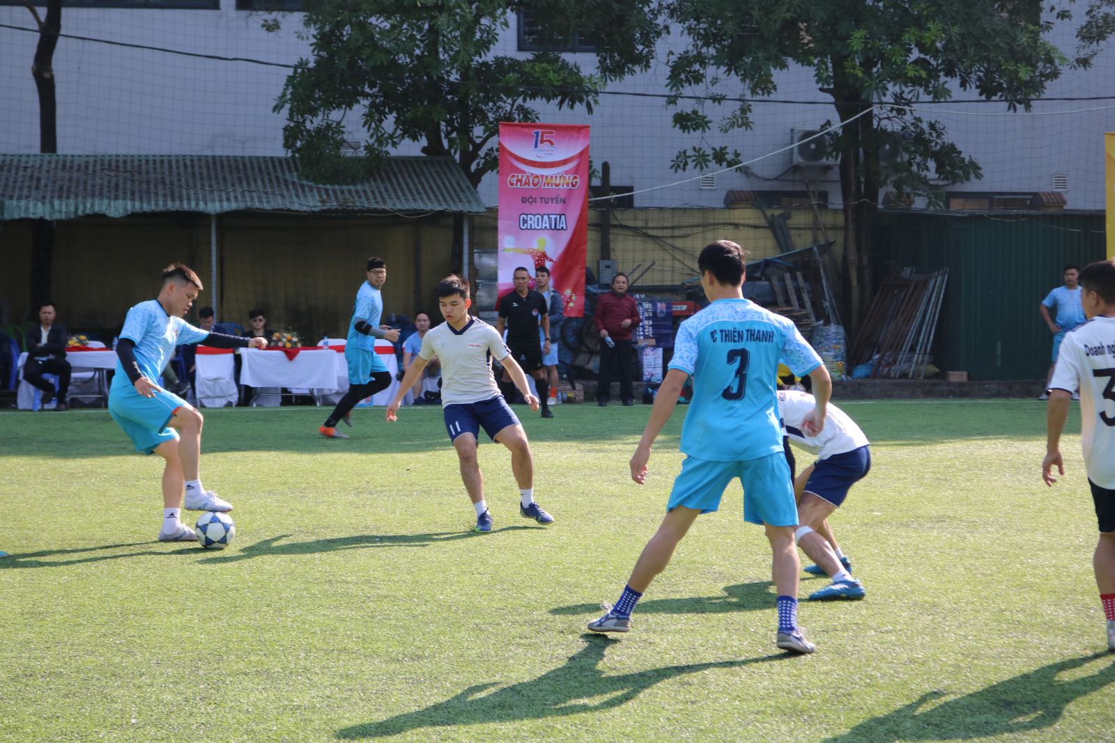 Phần đấu nảy lửa giữa FC Doanh nghiệp Đầu tư và FC Viện Kiểm Sát trong trận bán kết 1