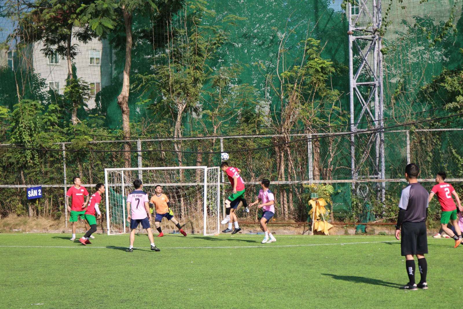 Trận bán kết 2 giữa FC Start Land và Bệnh viện Phụ Sản cũng vô cùng khốc liệt
