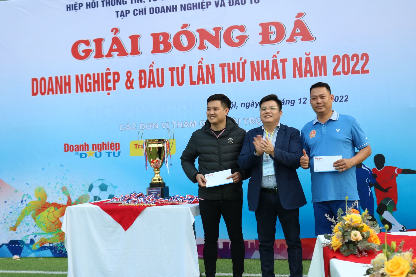 Ông Lê Minh Tuấn, Trưởng ban điện tử TC Doanh nghiệp & Đầu tư, Phó Ban tổ chức Giải tro phần thưởng cho cầu thủ xuất sắc giải