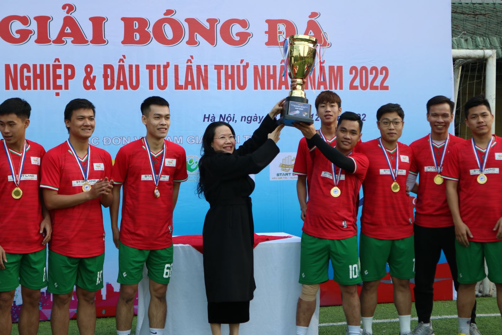 Bà Đinh Thị Phượng, Phó Tổng biên tập Tạp chí Doanh nghiệp & Đầu tư, Trưởng ban tổ chức Giải trao cúp vàng cho đội tuyển vô địch