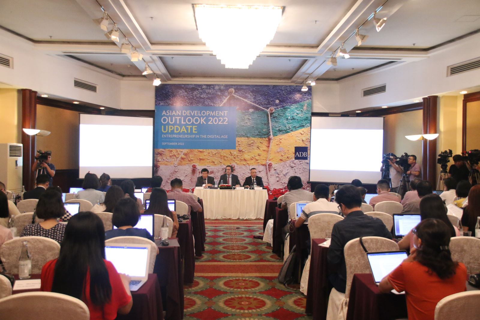 họp báo công bố những dự báo về kinh tế lạm phát Việt Nam năm 2022 và năm 2023. Ảnh: Trần Thuỳ