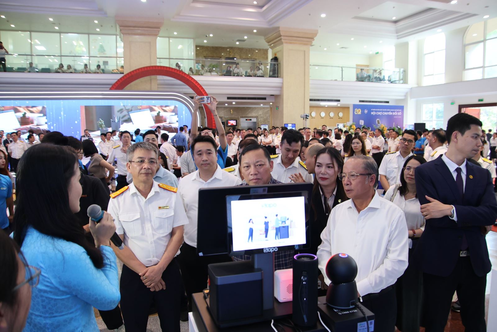 Hội chợ Chuyển đổi số là sự tham gia của các tập đoàn công nghệ hàng đầu thế giới như IBM, Microsoft, Google, HP, Dell cùng nhiều doanh nghiệp công nghệ Việt Nam như Viettel, VNPT, FPT, CMC, Bkav, Mobifone, MISA…