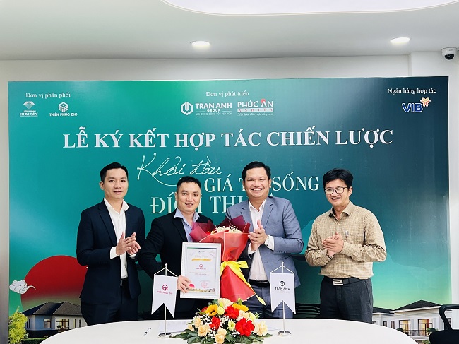 Trần Anh Group trao giấy chứng nhận đơn vị phân phối dự án Phúc An Ashita cho đại lý địa ốc Thiên Phú. Ảnh: Trần Anh Group.