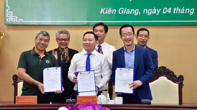 Tập đoàn Lộc trời, Ngân hàng MB Bank ký kết biên bản ghi nhớ hợp tác phát triển vùng nguyên liệu đạt chuẩn chất lượng cao trong sản xuất, tiêu thụ lúa, gạo với Sở NN&PTNT tỉnh Kiên Giang.