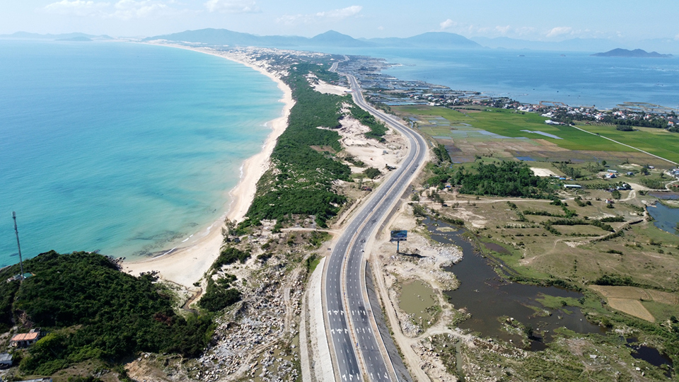 Đường Cổ Mã đi Đầm Môn thuộc phía Bắc Khu kinh tế Vân Phong (Ảnh: Trung Nhân)