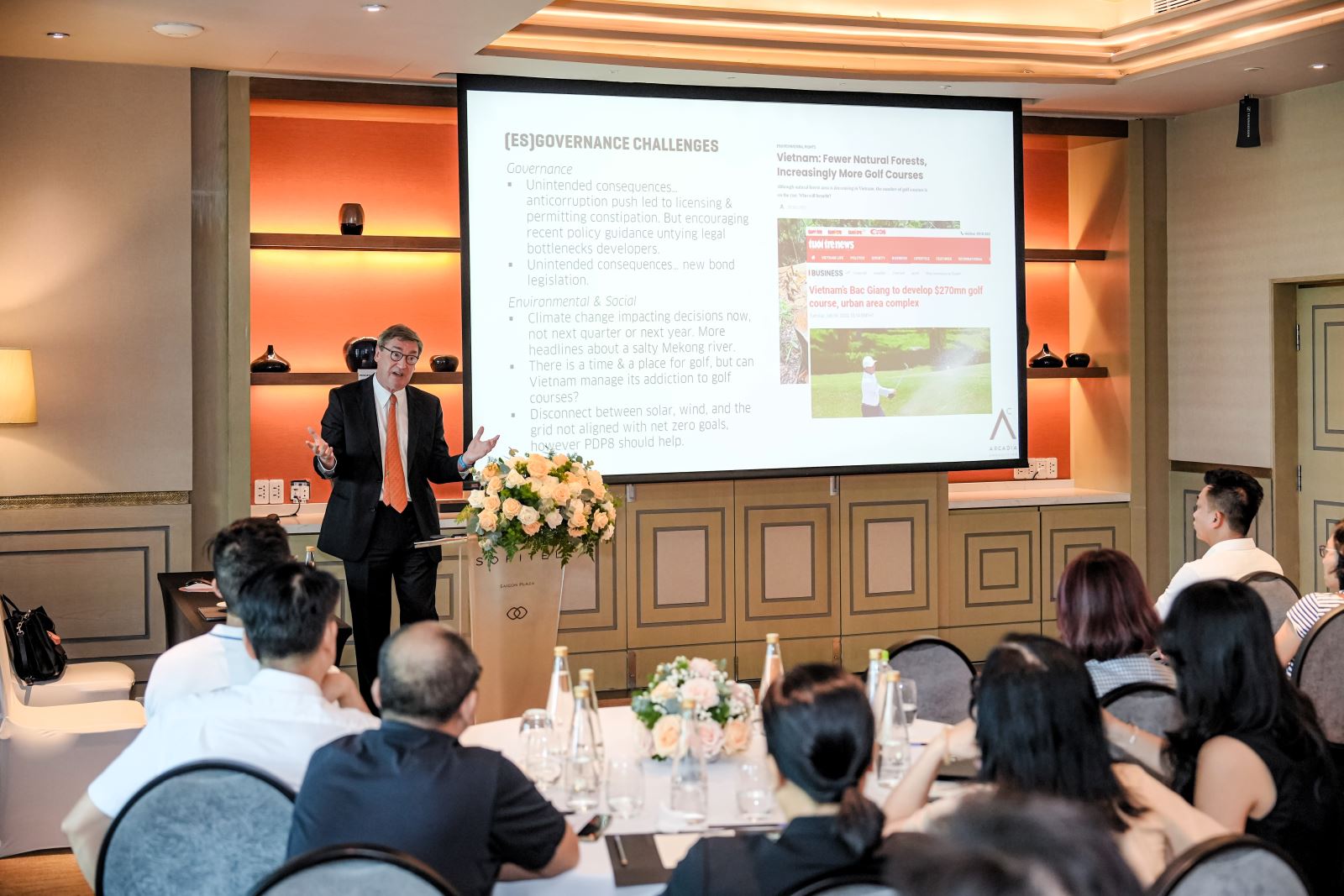 Ông Marc Townsend Cố vấn cấp cao – Chủ tịch Arcadia Consulting Vietnam trình bày tại họp báo