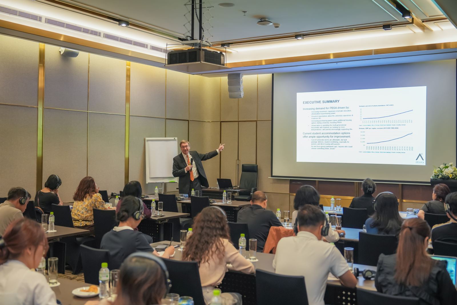 ông Marc Townsend, Cố vấn cấp cao Arcadia Consulting Vietnam trình bày tại buổi 