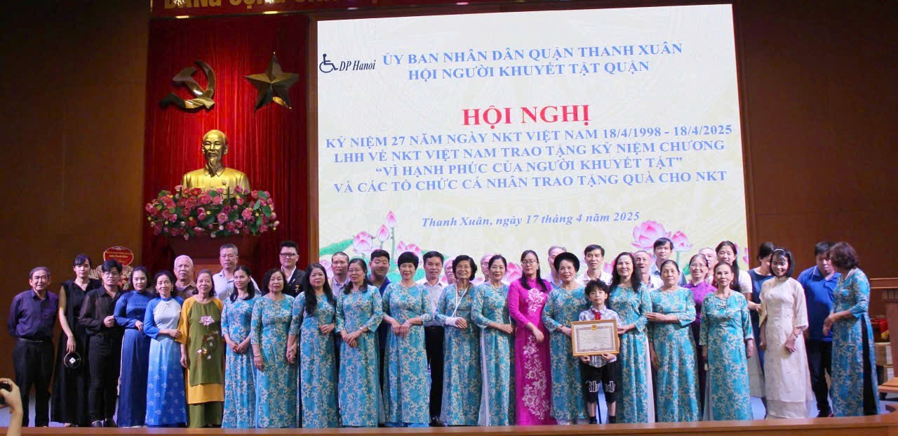 Các đại biểu và Hội Người khuyết tật quận Thanh Xuân cùng nhau ghi lại dấu ấn của một hành trình 17 năm.