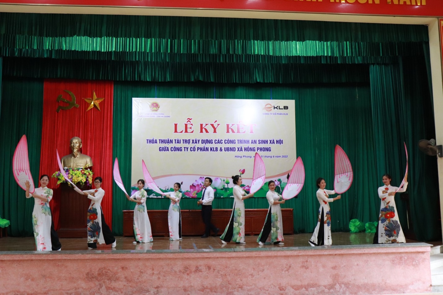 Tiết mục văn nghệ chào mừng của giáo viên và các em nhỏ Trường Mầm non xã Hồng Phong – một trong những đơn vị thụ hưởng của thỏa thuận tài trợ lần này