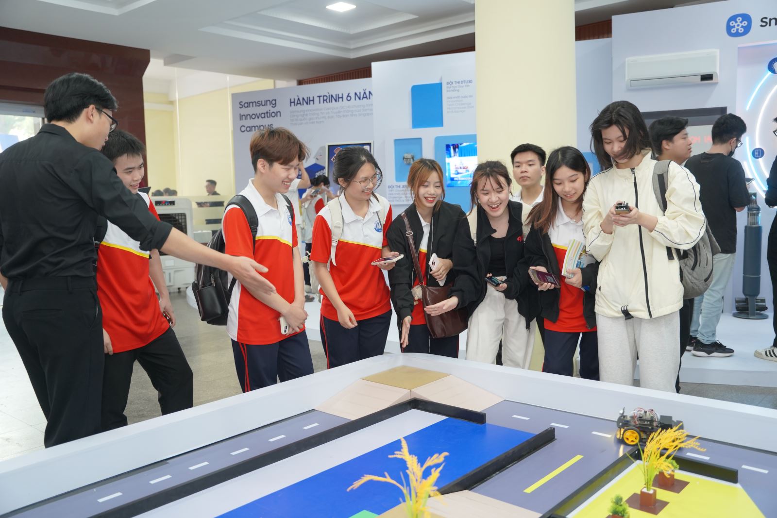  nơi kết nối giữa nhà trường, sinh viên và doanh nghiệp trong việc định hướng đào tạo, tuyển dụng và phát triển nguồn nhân lực chất lượng cao