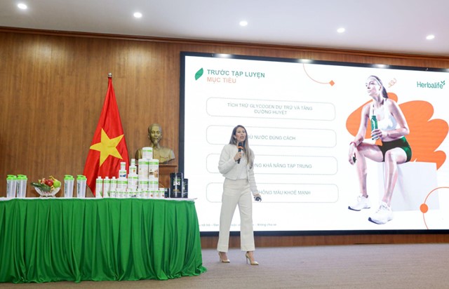 Tiến sĩ Dana Ryan chia sẻ kiến thức và kinh nghiệm về dinh dưỡng khoa học cho đại diện 58 CLB bóng đá Việt Nam. (Nguồn: Herbalife)