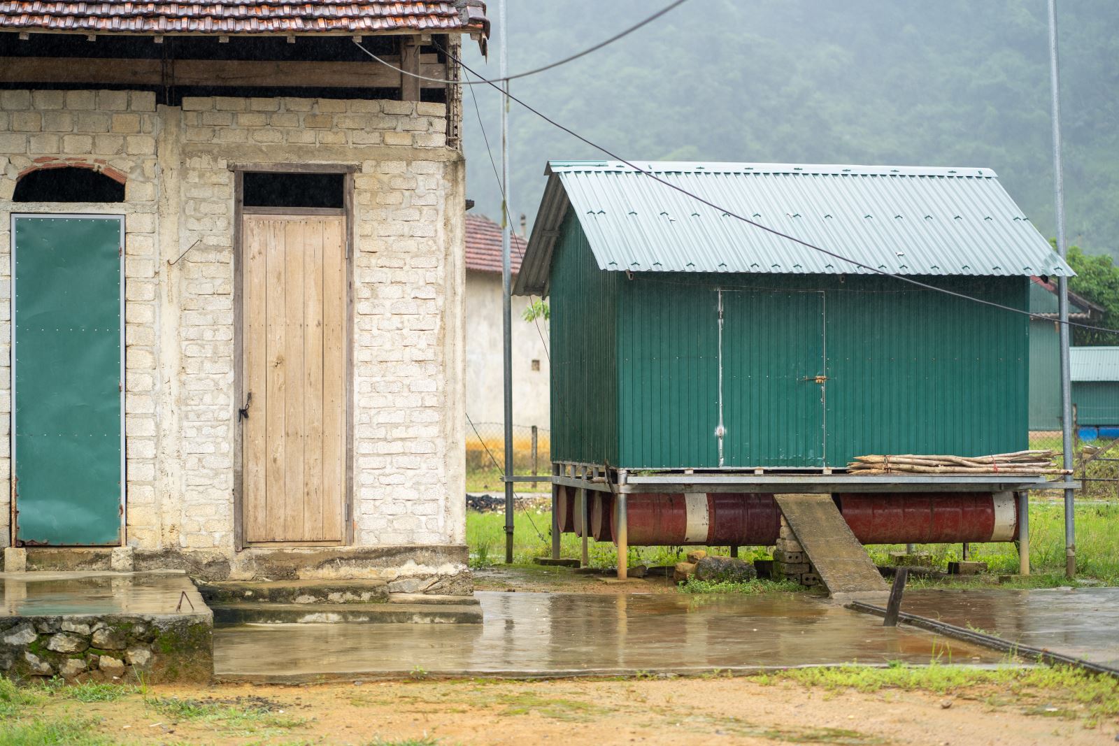 Sản phẩm nhà bè giúp người dân sống chung với lũ.