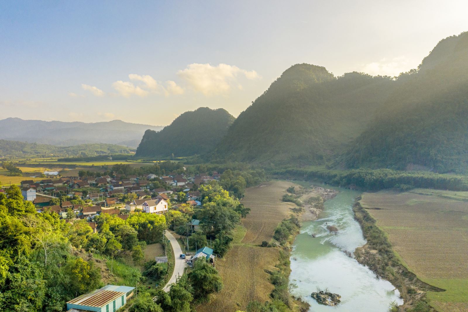 Góc nhìn toàn cảnh Làng Tân Hóa từ trên cao xuống.