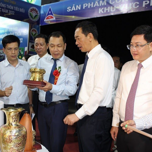 Đồng chí Đặng Hoàng An - Thứ trưởng Bộ Công thương cùng các đại biểu, lãnh đạo tỉnh Thanh Hoá thăm các gian hàng tại hội chợ 