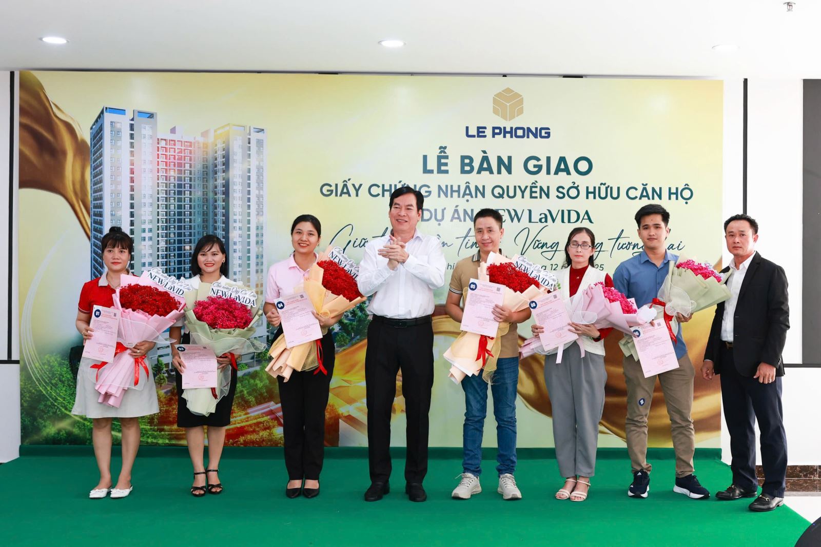 Đại diện Tập đoàn Lê Phong trao giấy chứng nhận quyền sở hữu căn hộ và hoa cho cư dân