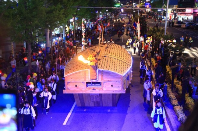 Lễ hội tàu Con Rùa Yeosu Jinnam hàng năm tại Công viên Đại dương Yeosu Expo.
