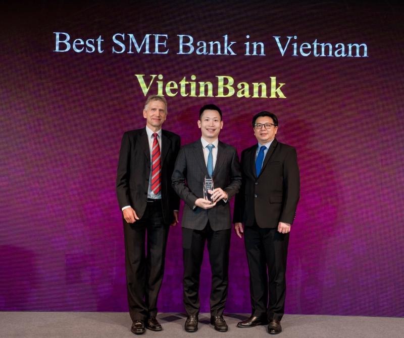 Giám đốc Ban Khách hàng Doanh nghiệp Vừa và nhỏ Lê Thanh Phương đại diện VietinBank nhận giải thưởng./ Ảnh VnEconomy