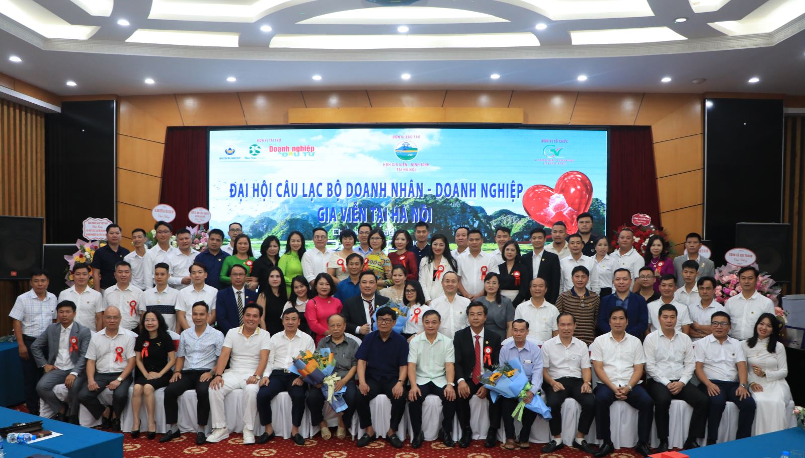 Các đại biểu chụp ảnh lưu niệm tại lễ ra mắt Câu lạc bộ