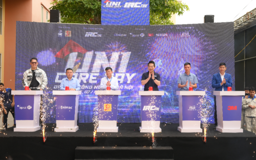 Các đại biểu bấm nút khai mạc sự kiện UNI CARE DAY 2024