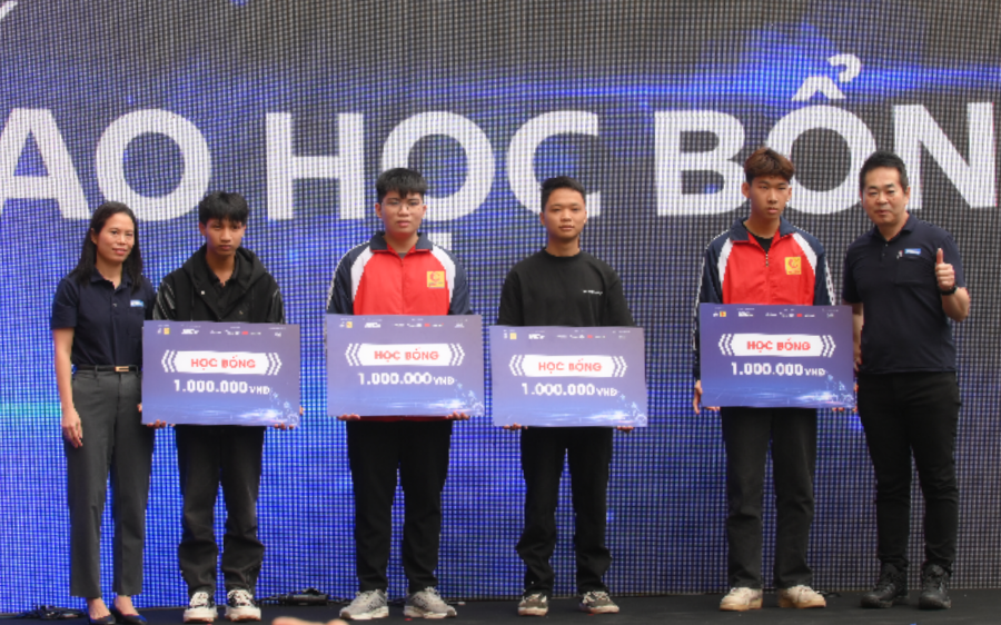 Tại lễ khai mạc (diễn ra vào sáng ngày 6/11/2024) ban tổ chức cũng đã trao 12 suất học bổng (trị giá 1 triệu đồng/sinh viên) cho các sinh viên có thành tích xuất sắc.