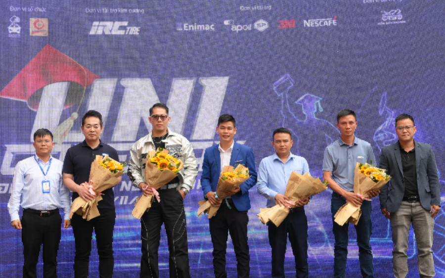 Các chuyên gia, doanh nghiệp chụp ảnh lưu niệm cùng Ban Tỏi chức