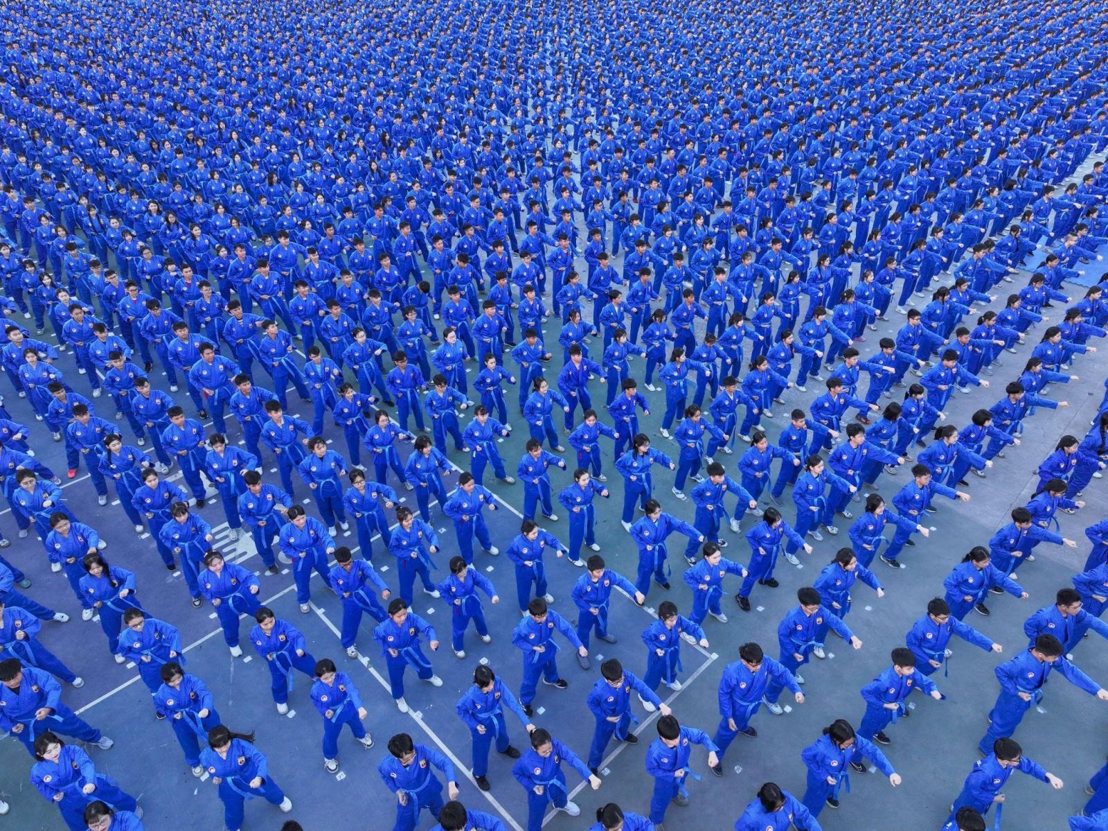 Màn đồng diễn 60.000 học sinh nhìn từ trên cao, thể hiện các giá trị văn hóa và tinh thần đồng đội.