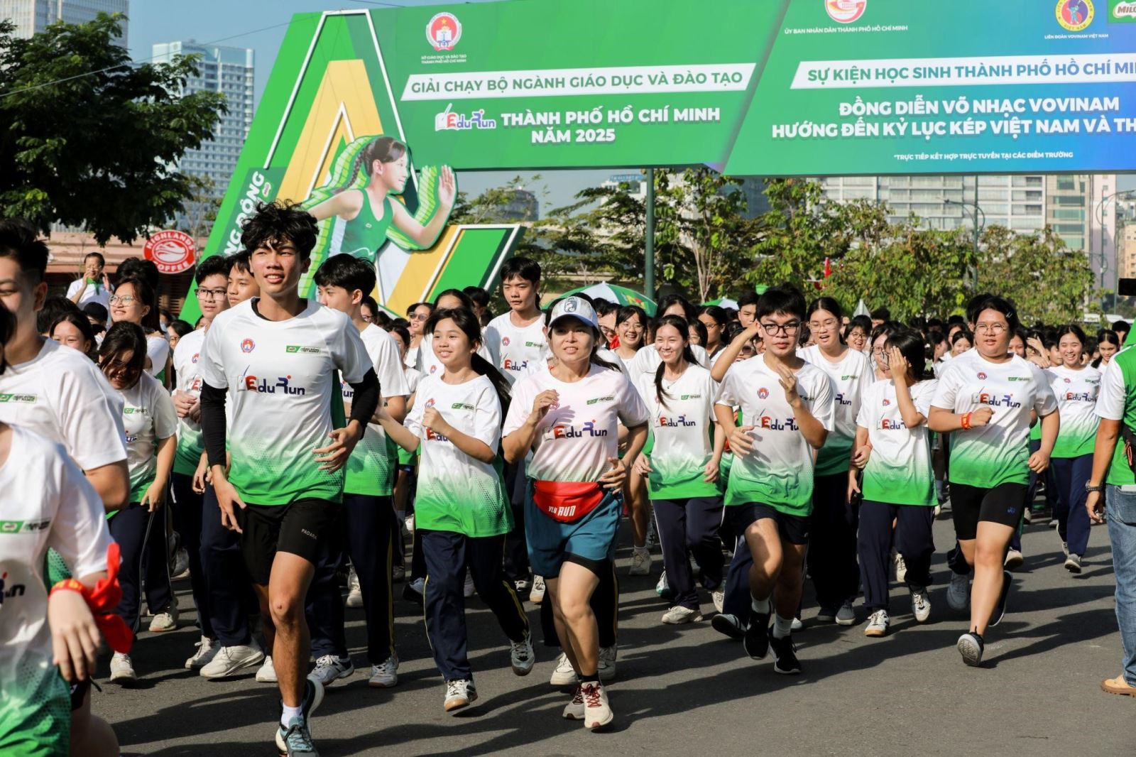 Học sinh TP.HCM tham gia giải chạy EduRun, thể hiện tinh thần thể thao học đường và rèn luyện sức khỏe.
