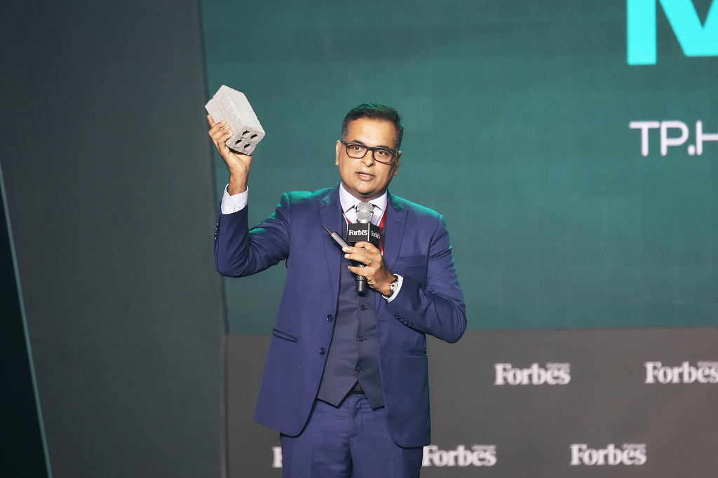 Cát thải lấy từ lò hơi trong sản xuất cà phê được dùng để tạo ra gạch không nung phục vụ cho các công trình xây dựng - ông Binu Jacob, Tổng giám đốc của Nestlé Việt Nam chia sẻ tại Hội nghị