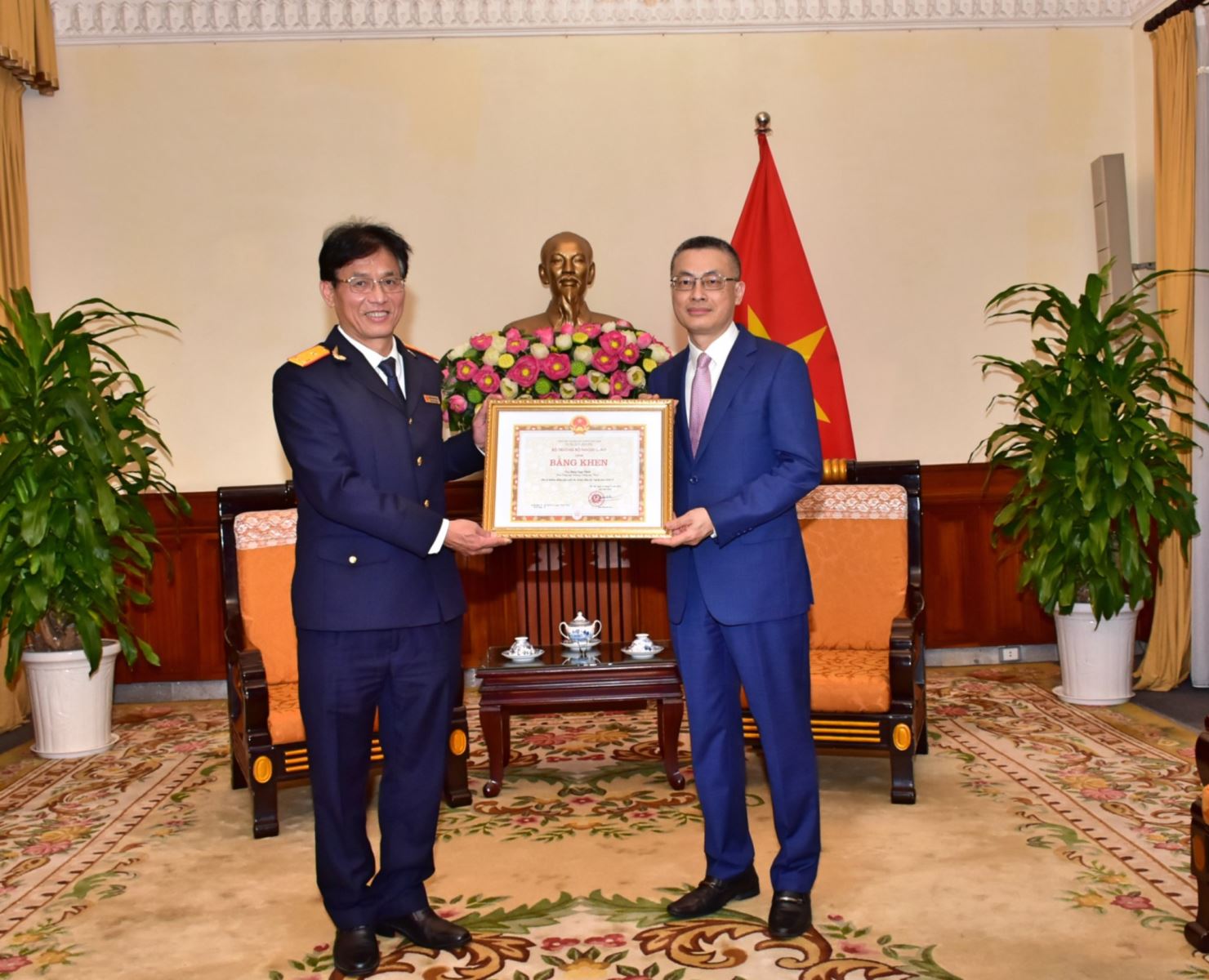 Tháng 1/2022, thừa ủy quyền của Bộ trưởng Bộ Ngoại giao, Thứ trưởng Ngoại giao Vũ Quang Minh đã trao Bằng khen của Bộ trưởng Bộ Ngoại giao cho Phó Tổng cục trưởng Tổng cục Thuế Đặng Ngọc Minh vì những đóng góp xuất sắc đối với công tác ngoại giao kinh tế.