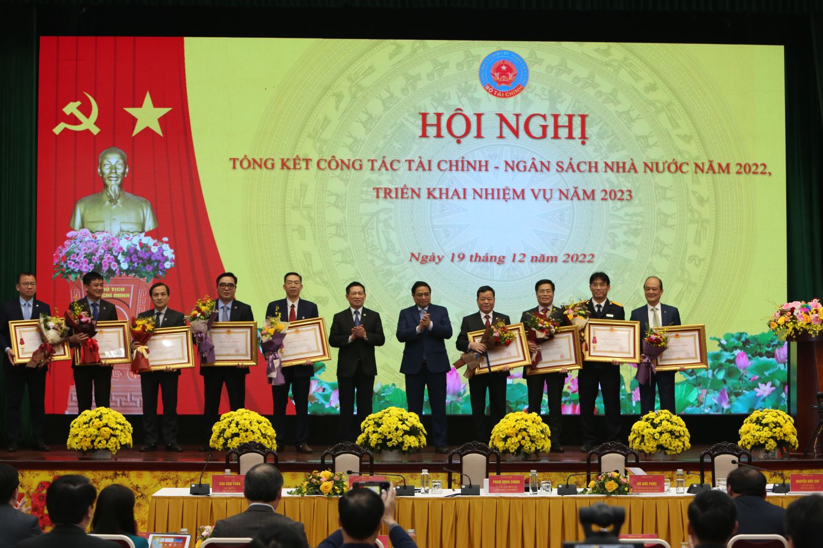 Thủ tướng Chính phủ Phạm Minh Chính đã trao tặng Huân chương Lao động Hạng Nhất của Chủ tịch nước cho Phó Tổng cục trưởng Tổng cục Thuế Đặng Ngọc Minh