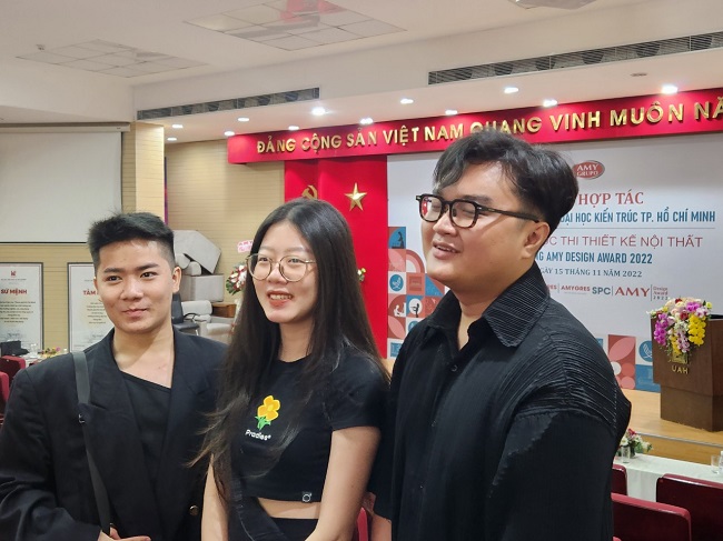 Các bạn cựu sinh viên hào hứng tìm hiểu tham gia cuộc thi