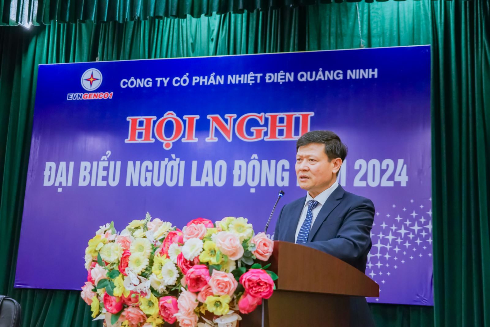 Đồng chí Phạm Xuân Toàn – Chủ tịch Công đoàn Công ty báo cáo tình hình thực hiện chế độ chính sách tại Hội nghị