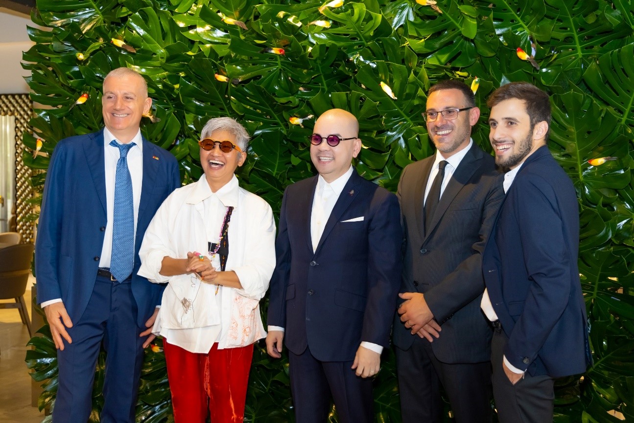   (Từ trái qua) ông Michele D’Ercole, KTS.Naomi Thủy Nguyễn, DN.Dương Quốc Nam, ông Francesco Livi, ông Marco Casadei.