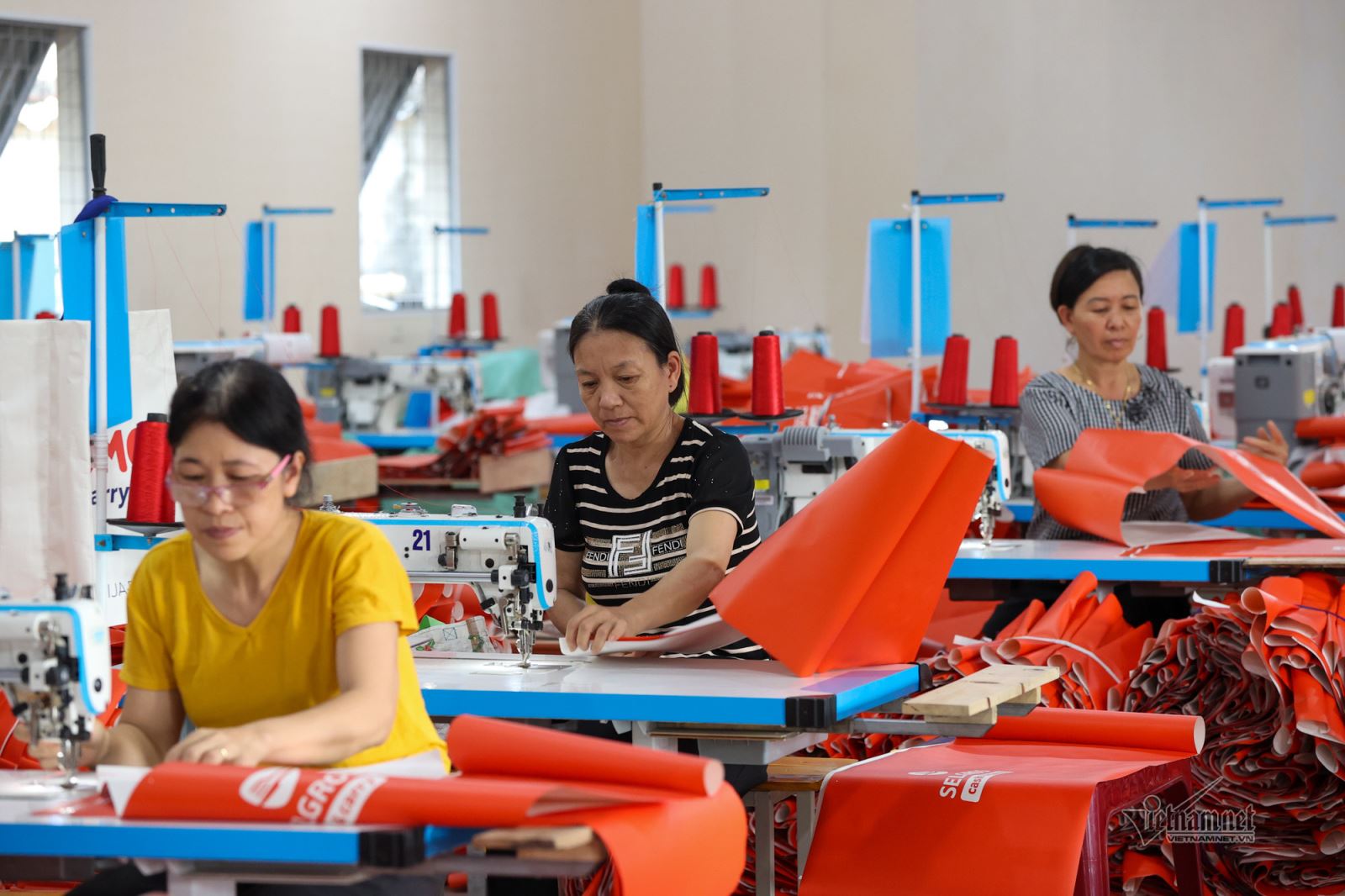 Công nhân làm việc tại cơ sở sản xuất túi ở xã Giao Thịnh, huyện Giao Thủy. Ảnh Phạm Hải.