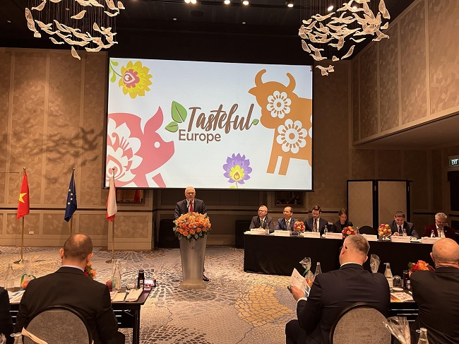 Ngài LECH KOLAKOWSKI, Thứ trưởng Nông nghiệp Ba Lan chia sẻ về nền trong nghiệp Ba Lan trong cuộc gặp gỡ doanh nghiệp của Việt Nam - Ba Lan