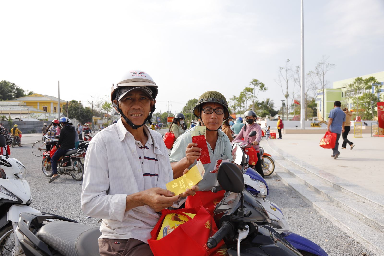 Người dân sau khi tham gia trò chơi hái lộc trong khu vực tổ chức chương trình