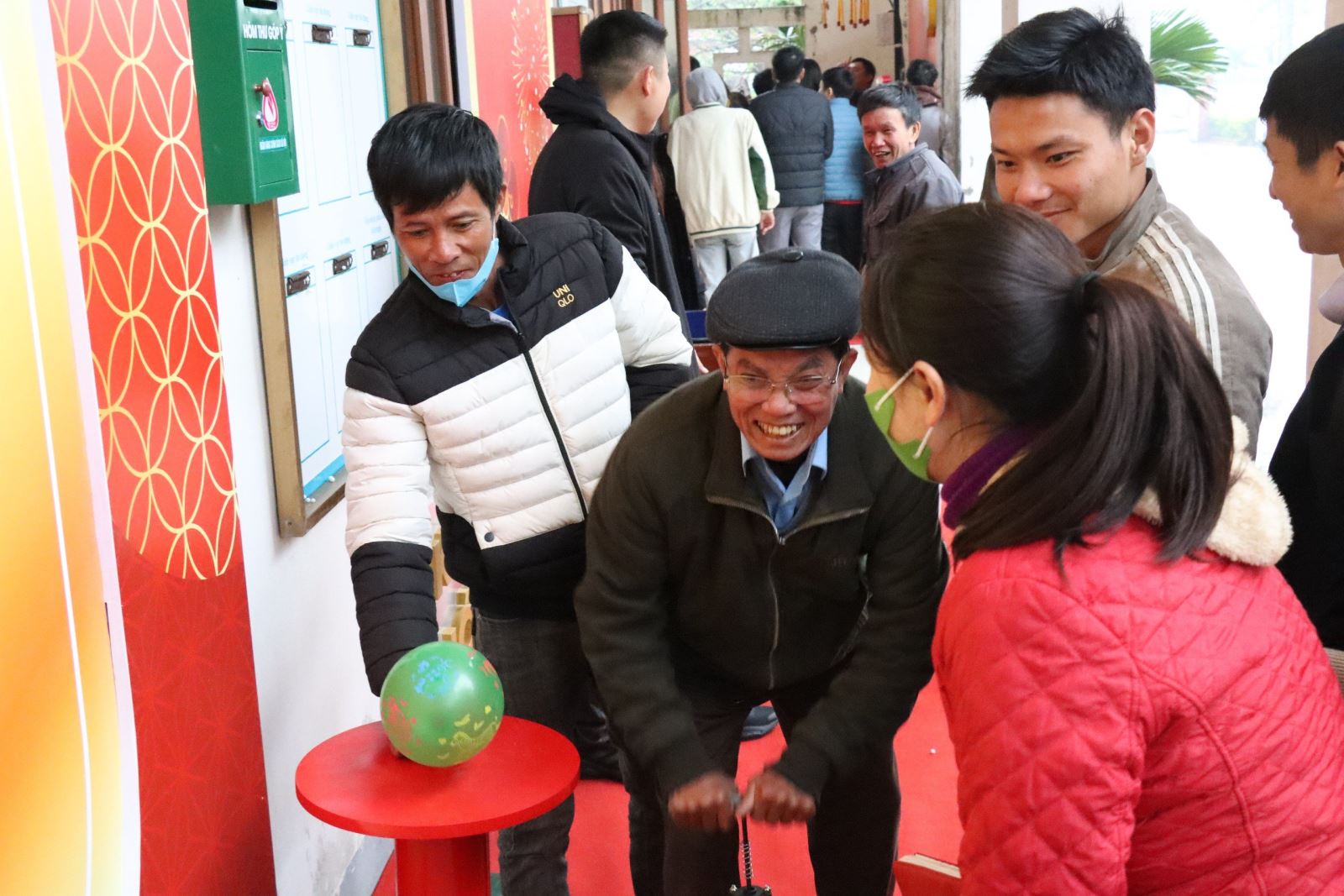 Người thụ hưởng vui mừng mang túi quà Tết về nhà 