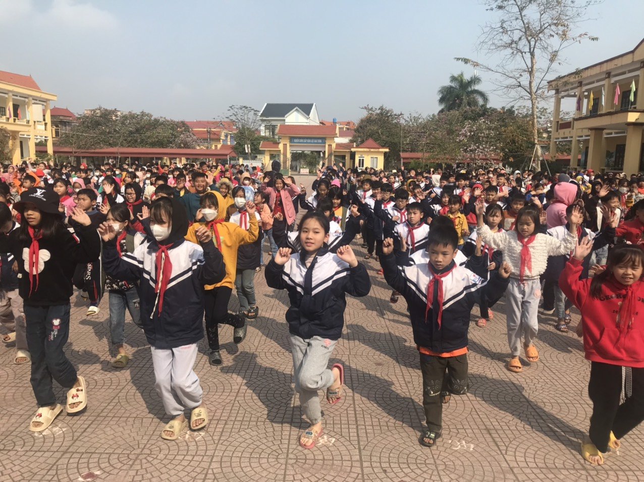 Niềm vui tới trường đối với học sinh trên địa bàn huyện Tiên Lữ