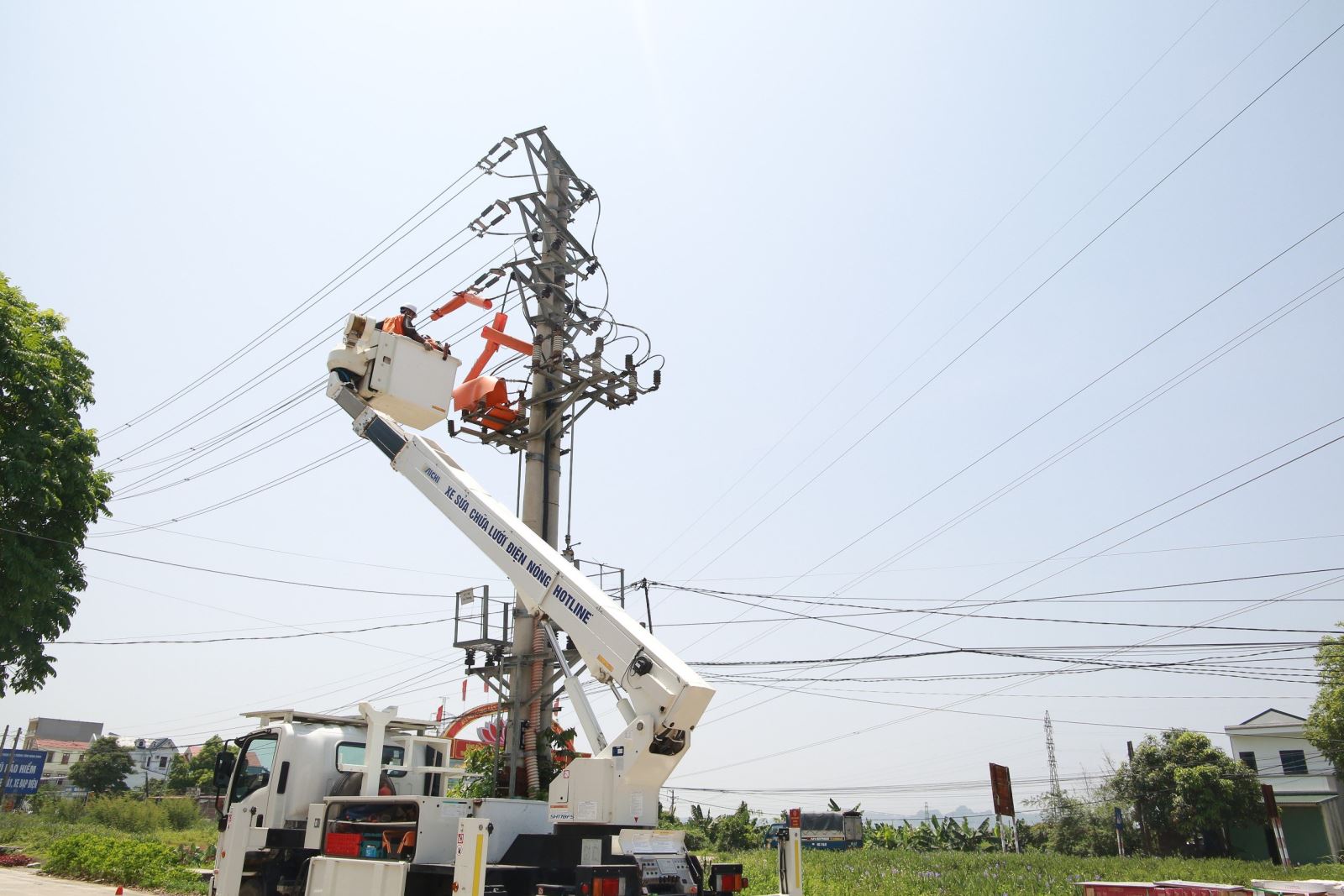 Áp dụng công nghệ sửa chữa điện nóng ( Hotline) để hạn chế tối đa việc gián đoạn cung cấp điện cho khách hà